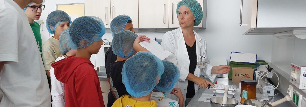 Klinik Favoriten Kinderapothekentag Kinder beim Herstellen einer Creme