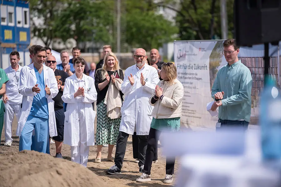 Applaus der Mitarbeiter*innen beim Spatenstich für den Zentralbau der Klinik Favoriten
