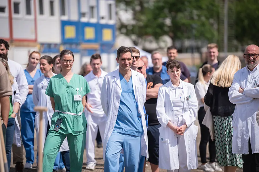 Mitarbeiter*innen beim Spatenstich für Zentralbau der Klinik Favoriten